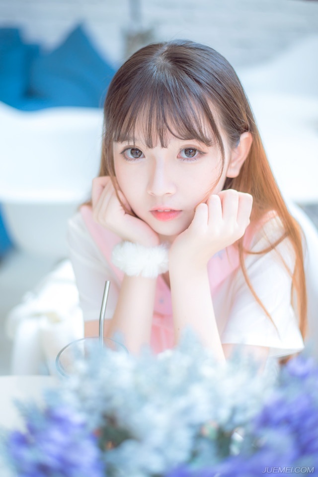 “是啊，夜凰！”伏德眼中，闪过一抹怅然：“一入夜凰，身不由己，呵呵，如果能够完成主人交代下来的任务，夜凰可以恢复自由之身，否则，任务失败，死，到现在，我还不知道有哪个夜凰卫是活着离开的，本以为我会是第一个，如今看来，呵呵……”